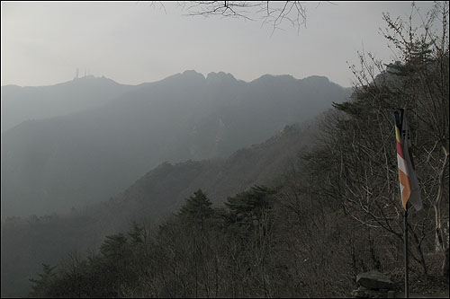  심우정사에서 바라본 계룡산 능선. 지난 가을에 찍어둔 사진이다. 