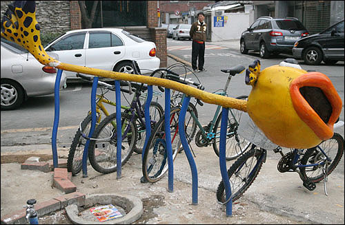 삼덕동 주민들은 자전거를 테마로 한 사회적기업인‘자전거희망제작소’를 만들었다. 이는 삼덕동과 인접한 대구시 최대 번화가인 동성로에 자전거테마거리를 낳았다. 사진은 커뮤니티를 테마로 디자인한 자전거거치대.