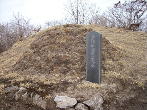 1천미터 높이의 능선길에 있는 무덤과 비석
