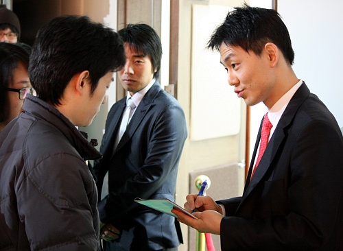 '젊은 구글러' 김태원씨(우)가 남학생의 사인을 응하고 있다.
