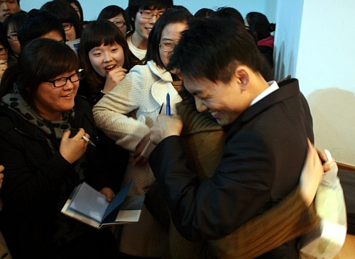 구글러 김태원씨와 포옹한 한 여학생