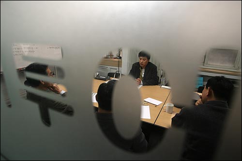'테마세이투어' 사무실에서 여행객 가족들이 여행사측과 대책 회의를 하고 있다.