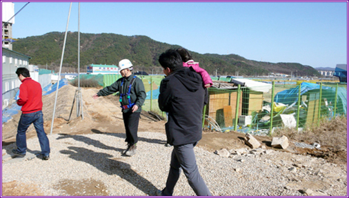  현장을 방문하는 계약자들을 현장 책임자들이 마중하며 안내하니 이구동성으로 '대접받는 기분'이라고 한다