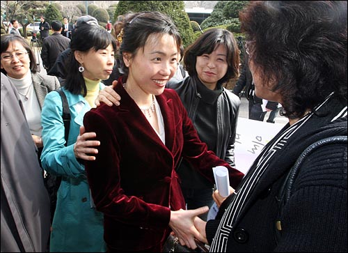 김윤주 전 청운초 교사가 소청심사에 들어가기 전 동료들의 격려를 받고 있다.