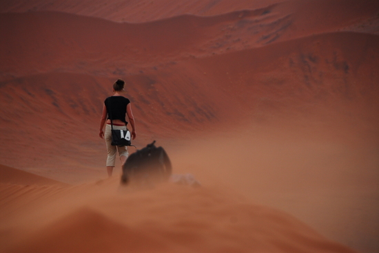 사막에서의 모래 바람은 사람뿐만아니라 기계에도 치명적입니다. 특히 나미브사막의 모래 알갱이는 흡사 밀가루 처럼 자디잘아서 카메라에 닿기만하면 카메라는 작동불능이 되기 십상입니다.

