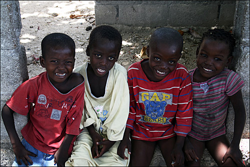 진흙 쿠키로 가슴을 아프게 만들었던, 가난하고 위험한 땅에서 힘겹게 살아가는 아이들