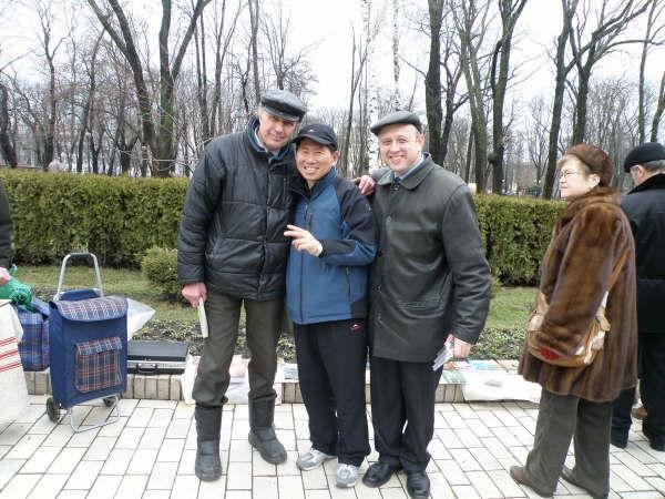 우크라이나의 위대한 작가인 쉐브첸코 탄생을 기념하는 행사가 열리는 
세브첸코 공원에서 만난 우크라이나의 작가들, 그들은 서툰 러시아어로 소통이 되자 
그들이 곧 기념촬영을 제안했고, 나는 사진 촬영에 응했다.(사진 장진영 단원)
