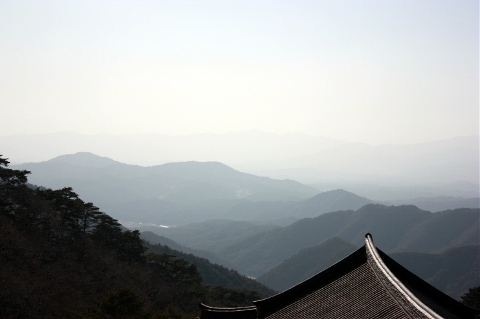 축서사  축서사 대웅전 앞에서 본 산하이다. 부석사의 무량수전에서 바라 본 산세랑 너무 흡사하다. 나는 이 곳도 국보 제로로 만들었으면 하는 생각이 들었다.