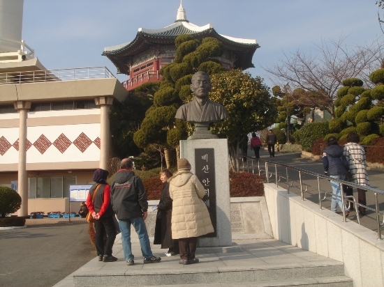 백산 안희제 동상 앞에서 일본인 관광객이 해설사의 설명을 듣고 있다.