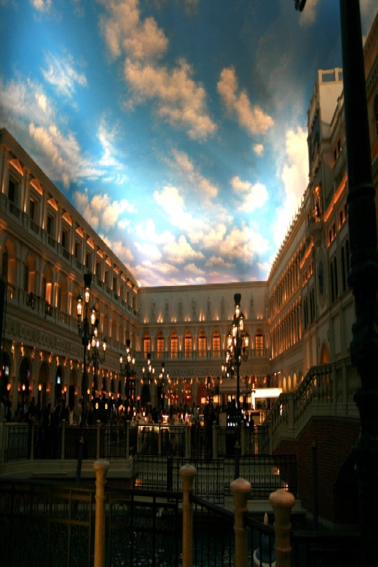 베네시안 호텔 안엔 밤인데도 파란 하늘에 흰 구름이 떠다니는 연출을 하고 있다.