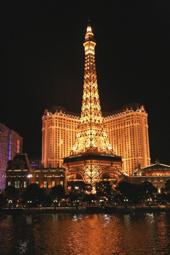 분수쇼를 보기 위해 에펠탑이 보이는 곳에 자리잡고 쇼를 기다리고 있다.