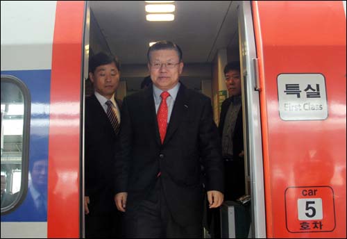 19일 낮 12시 15분 경 고속철도를 이용해 대전역에 도착한 허준영 코레일 신임 사장이 열차에서 내려서고 있다. 