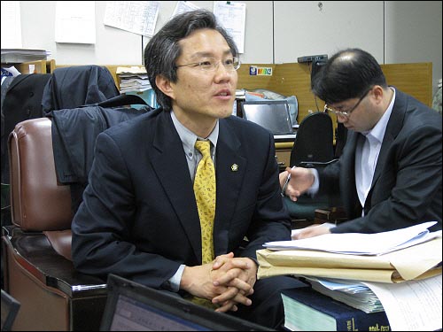 최강욱 변호사가 19일 오후 서울중앙지법 기자실을 찾아 국방부의 징계에 대한 입장을 밝히고 있다. 