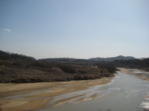  계신리 마애여래입상에서 바라본 강가