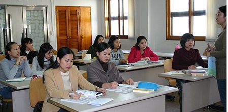 주말 한국어교실에서 공부하고 있는 결혼이주여성들의 모습