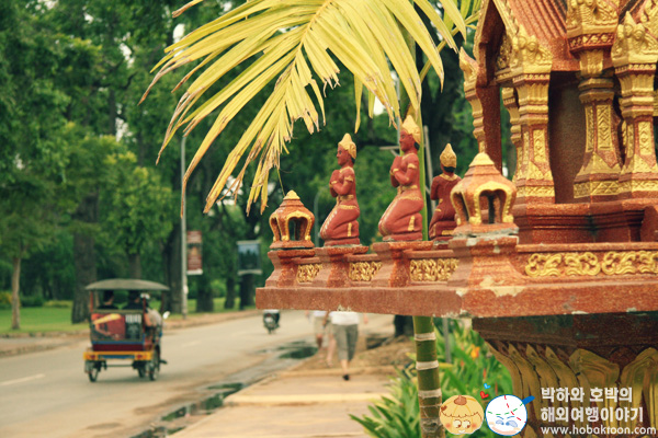 국민의 95%가 불교도인 캄보디아는 대부분의 상가나 주택에 위와 같은 불탑을 모시고 있다 ⓒ호박툰