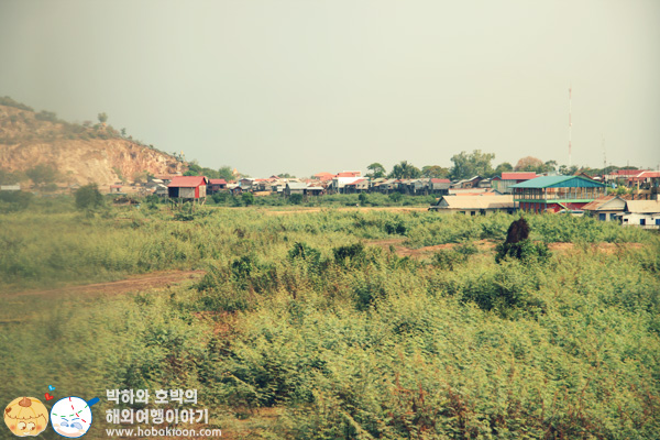 동양최대호수라는 톤레삽 가는 길목의 캄보디아 가옥들 ⓒ호박툰
