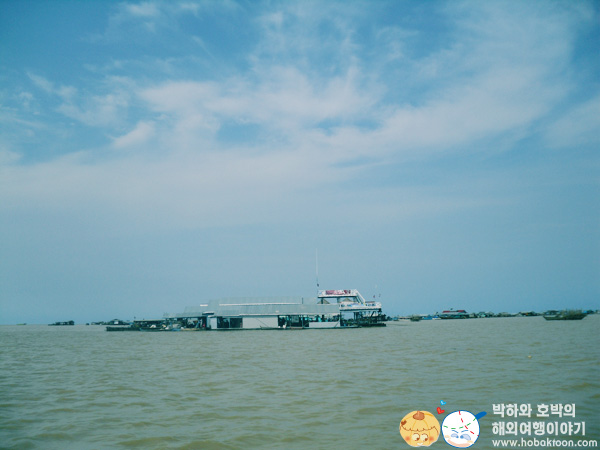 메콩강의 황토를 가득 품은 톤레삽에 수없이 떠있는 수상촌들 ⓒ호박툰