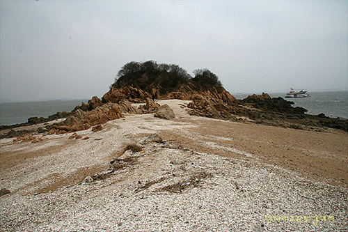 팔미도와 이어지는 바위섬. 조개껍질과 모래로 이어졌다.