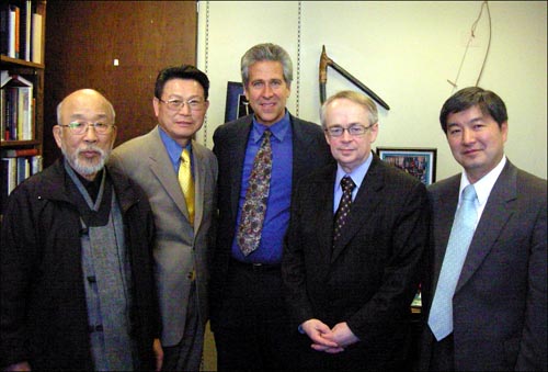 지난 3월18일 재미 교포들이 공화당의 리처드 루가 상원의원의 보좌관 키스 루스(오른쪽에서 두번째)를 만나 한반도 정책과 관련해 토론을 벌였다. 
