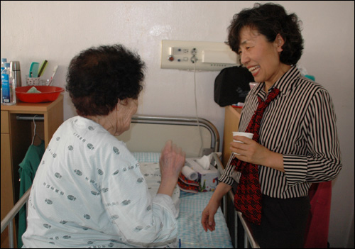 위안부 피해자 이효순 할머니는 마산의 한 병원에 한달 째 입원해 있다. 사진은 이경희 대표(오른쪽)가 병실에서 이효순 할머니와 이야기를 나누는 모습.