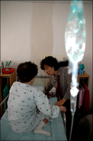 이효순 할머니는 병원에서 링거를 맞고 있다.