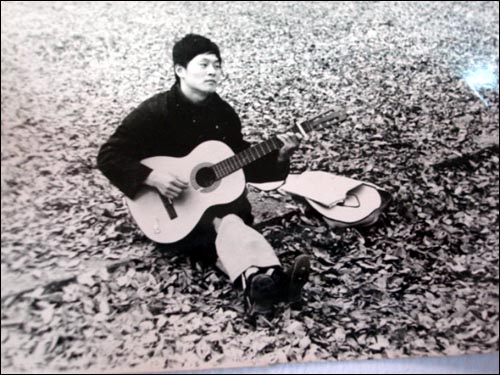 낙엽밭에 앉아 기타를 부르며 노래도 했을 것이다. 무슨 노래를 불렀을까. 