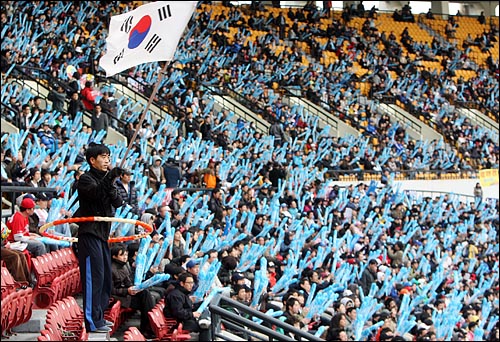  미국 LA 다저스타디움에서 제2회 월드베이스볼클래식(WBC) 한국과 일본의 결승전이 열린 24일 오전 서울 잠실야구장에서 한 시민이 훌라후프와 태극기를 흔들며 응원을 펼치고 있다.
