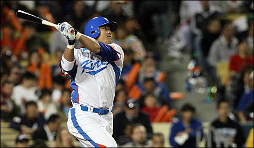 추신수 태극방망이 동점 홈런 작렬 24일 미국 로스앤젤레스 다저 스타디움에서 열린 '2009 월드베이스볼클래식' 한국과 일본의 결승 경기에서 5회말 동점 홈런을 날린 뒤 타구 방향을 확인하고 있다. 