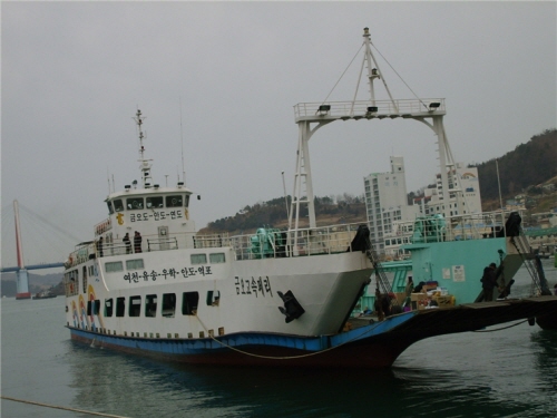 일방적인 매표원 선정으로 섬 주민과 불화를 빚고 있는 여객선 모습