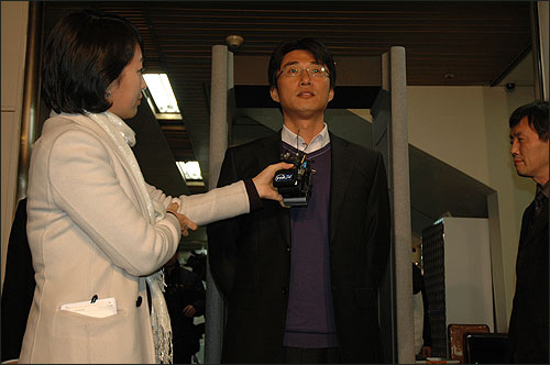 노종면 YTN 노조 위원장이 24일 서울중앙지법에서 열린 영장실질심사를 마친 뒤 기자들의 질문에 답하고 있다.