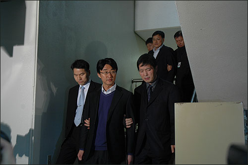 노종면 YTN 노조위원장과 조승호 기자가 24일 오후 서울중앙지법에서 열린 영장실질심사를 마친 뒤 내려오고 있다. 