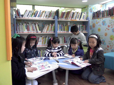 학교 수업을 마치고 아이들은 도서관을 찾아 책을 읽어요.