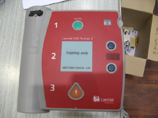 자동제세동기(AED) 모습 (교육용)