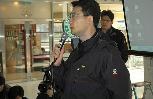 법원의 구속영장 기각으로 24일 밤 석방된 현덕수 기자가 25일 아침 10시에 열린 결의대회에서 노종면 위원장 구속의 부당성에 대해 발언하고 있다.