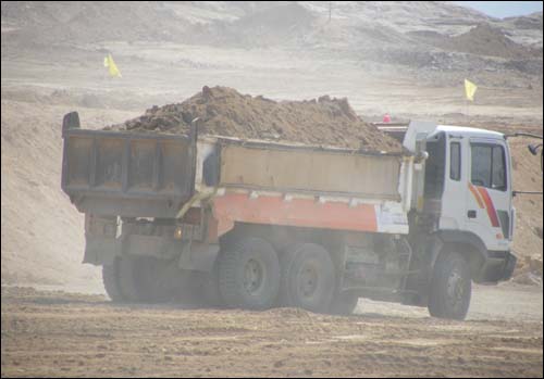 과적에 먼지를 일으키며 달리고 있는 트럭 (3월 18일 촬영)