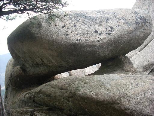 ...거대한 바위들 사이에서 발견한...고인돌(?)