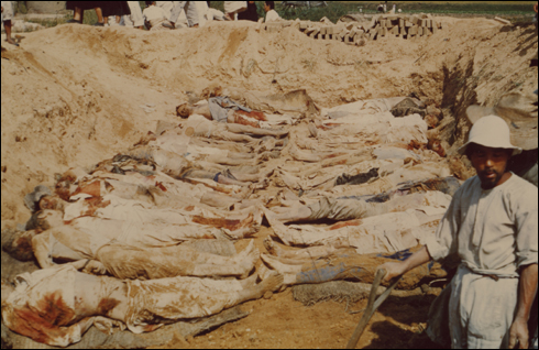 1950. 9. 29. 전주, 주민들이 학살된 시신을 묻고 있다.