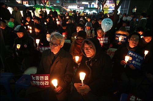  노종면 YTN노조위원장이 구속되고, MBC <PD수첩> 이춘근 PD가 긴급체포된 가운데 26일 밤 서울 남대문로 YTN본사 부근 공원에서 열린 '언론인 구속 규탄 촛불문화제'에 시민들과 언론노동자들이 참석해서 언론인 석방을 촉구하고 있다.