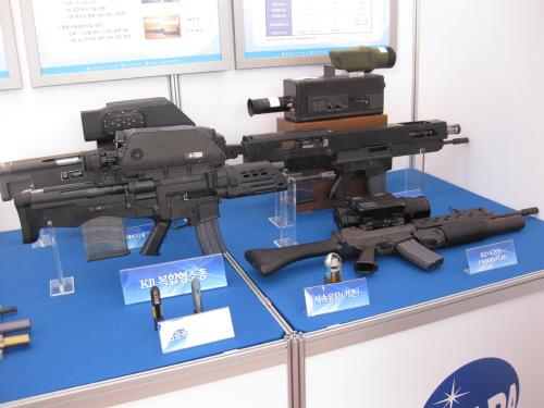 26일 국방연구개발 성과발표대회 전시장에 전시된 K-11 차기복합소총