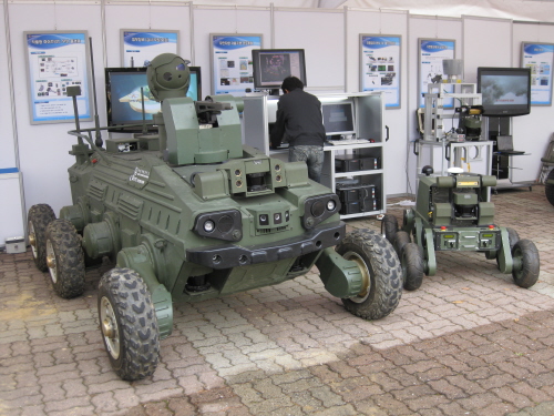 국방과학연구소가 개발 중인 견마형 로봇은 정찰과 지뢰탐지 경계 임무 등에 투입될 예정이다.