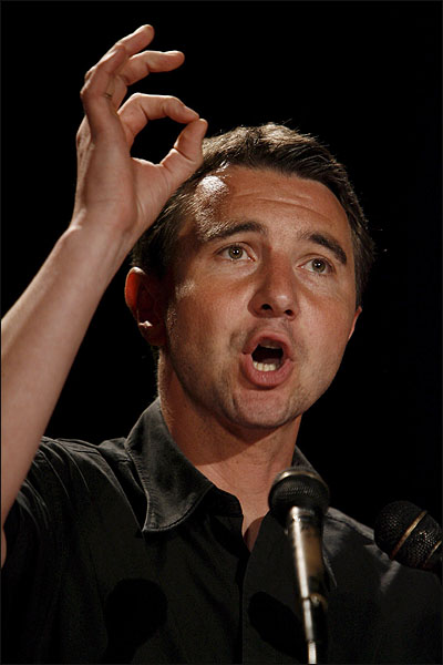 올리비에 브장스노 반자본주의신당 대표가 지난 2007년 4월 프랑스 대선에 출마해 연설하고 있다.