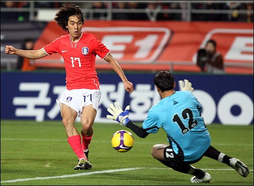  한국 축구대표팀의 박주영이 28일 저녁 경기도 수원 월드컵 경기장에서 열린 이라크와의 친선 경기에서 슛을 시도하고 있다.
