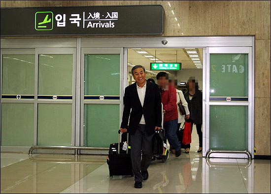 이재오 전 한나라당 의원이 28일 오후 10시 30분쯤 김포공항을 통해 귀국했다.