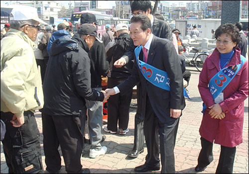  4.8 경기도교육감 선거 공식선거전이 시작된 이후 첫 주말을 맞은 28일 교육감 후보들은 유권자들을 상대로 득표활동에 주력했다. 사진은 김선일 후보가 오산역 일대에서 유권자들과 만나 지지를 부탁하고 있다.