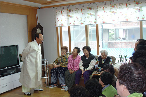  무형문화재 19호 윤평화 선생이 위안부 할머니들 앞에서 배뱅이 굿 공연을 하고 있다.