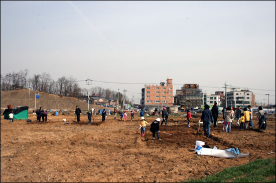 29일 시작된 올 첫 농사체험에 참가한 사람들이 자신들의 텃밭 가꾸는데 손길을 부지런히 움직였다.