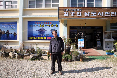  태안사 가는 길 폐교를 활용해 섬진강문화학교를 연 김종권씨. 36년 동안 한국의 비경 사진을 찍었다. 