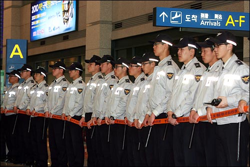 북한선수단이 이동할 통로에 경찰들이 줄지어 배치되어 있다.