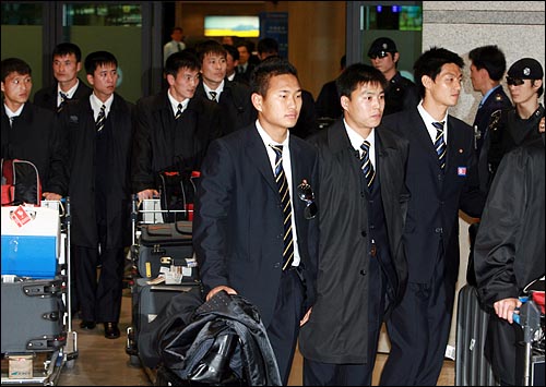 29일 저녁 북한선수단이 굳은 표정으로 인천공항을 통해 입국하고 있다.